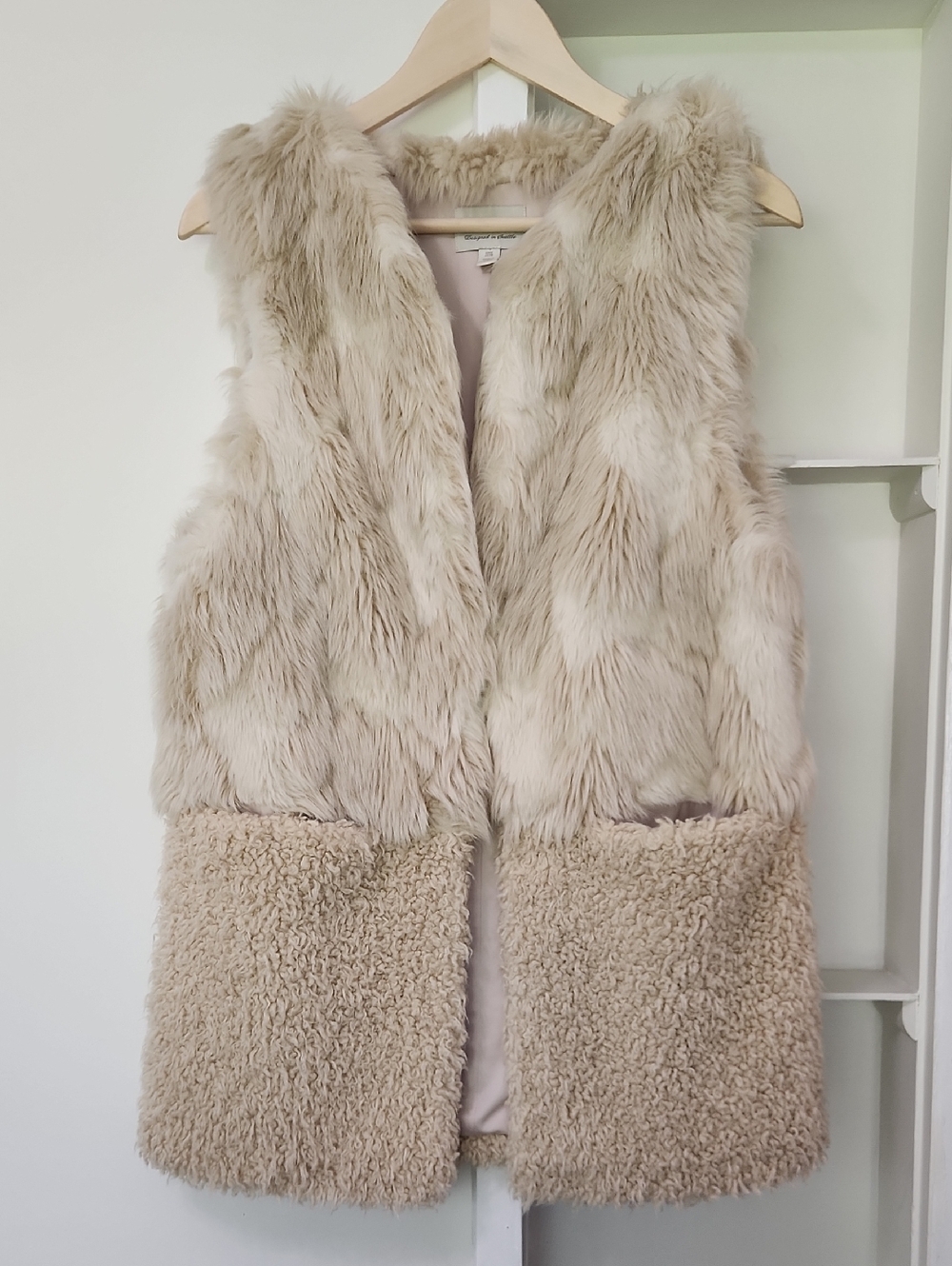 Hinge Women’s Faux Fur Vest Classy Contemporary Versatile Sherpa in Cream OSFM - Picture 12 of 15